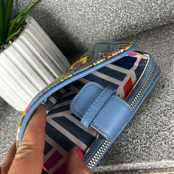 Vera Bradley RFID Smartphone Blue Painted Medallions Wallet - Picture 3 of 7